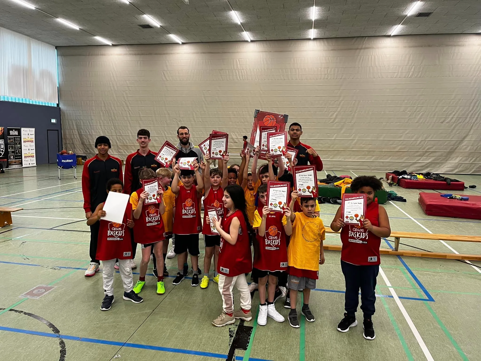 Basketball Akademie Bremen Süd – Kinder bei der Übergabe ihrer Urkunden